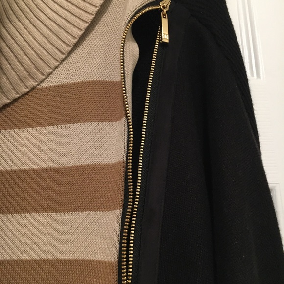 NWT high necked sleeved shawl. Multifunction. - Picture 2 of 6